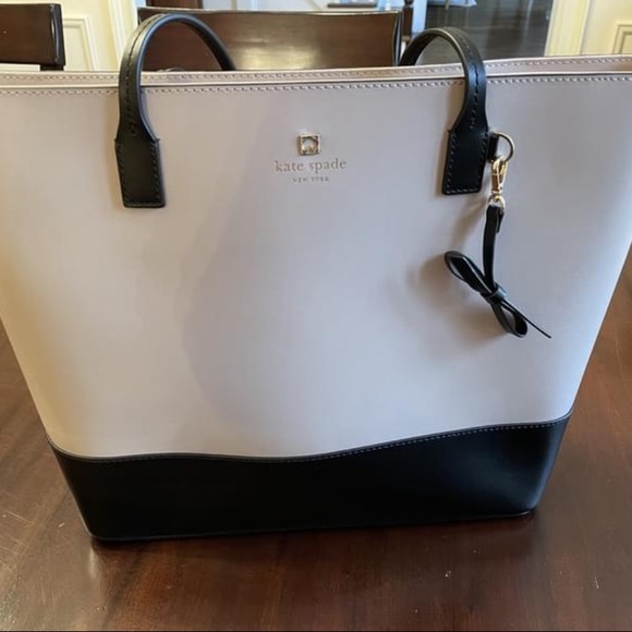 kate spade Handbags - EUC Kate Spade Tote Bag